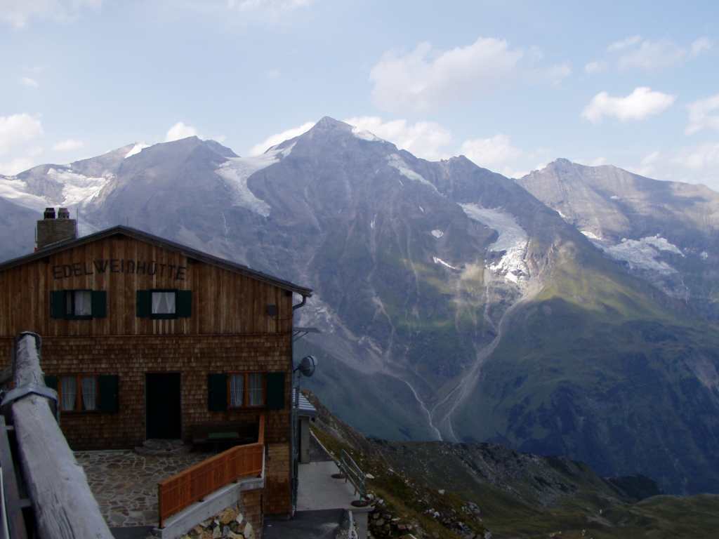 Edelweißhütte mit Klockerin im Hintergrund
